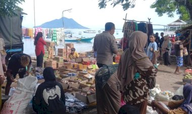 Patroli-dan-Sambang-Pasar,-Polsek-Alor-Barat-Laut-Sampaikan-Pesan-Kamtibmas-kepada-Pedagang-di-Kampung-Makasar
