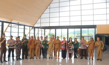 Kapolres-Alor-Dampingi-Wakil-Bupati-Alor-Terima-Kunjungan-Kerja-Wakil-Gubernur-Provinsi-NTT-di-Kabupaten-Alor