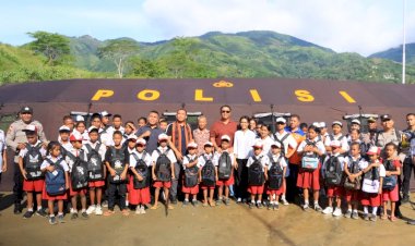 Wakapolda-NTT-Kunjungi-SMPN-48-Sa-Ate-Gaikiu,-Salurkan-Bantuan-bagi-Sekolah-Terdampak-Bencana