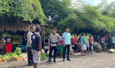 Polsek-Alor-Timur-Intensifkan-Patroli-dan-Sambang-di-Pasar-Rakyat-Maritaing
