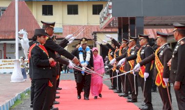 Polres-Alor-Gelar-Gerbang-Pora-Pelepasan-Purnabakti-Dua-Pamen,-Suasana-Haru-Iringi-Pengabdian-Terakhir