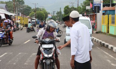 Satuan-Intelkam-Polres-Alor-Bagikan-Takjil,-Pererat-Silaturahmi-di-Bulan-Suci-Ramadhan
