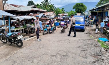 Polsek-Alor-Barat-Daya-Gelar-Patroli-dan-Pengamanan-di-Pasar-Moru,-Sampaikan-Imbauan-Kamtibmas-kepada-Masyarakat