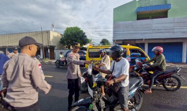 Satuan-Binmas-dan-Satresnarkoba-Polres-Alor-Berbagi-Takjil,-Tebar-Keberkahan-di-Bulan-Suci-Ramadan