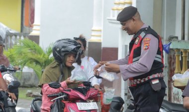 Polres-Alor-Berbagi-Takjil-di-Kampung-Raja-dan-Kuburan-Cina,-Pererat-Kebersamaan-di-Bulan-Ramadhan