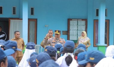 Kapolres-Alor-Pimpin-Apel-Pagi-di-SMP-Negeri-3-Kalabahi,-Ajak-Pelajar-Jauhi-Tawuran-dan-Bijak-Bermedia-Sosial