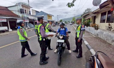 Sat-Lantas-Polres-Alor-Berbagi-Takjil,-Wujud-Keberkahan-dan-Kepedulian-di-Bulan-Suci-Ramadhan