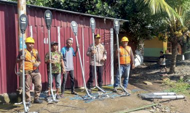 KAPOLDA-NTT-BERI-BANTUAN-PENERANGAN-JALAN-UMUM-KEPADA-MASYARAKAT-WELAI-BARAT-KABUPATEN-ALOR-MELALUI-POLRES-ALOR