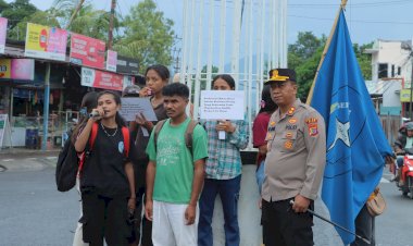 Kapolres-Alor-Turun-Langsung-Bersama-Mahasiswa-SEMATA-Bagikan-Bunga-Perdamaian-di-Kalabahi