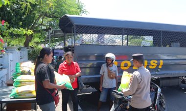 Polres-Alor-Bersama-TNI-dan-Bulog-Gelar-Gerakan-Pangan-Murah-Beras-SPHP-di-Kalabahi