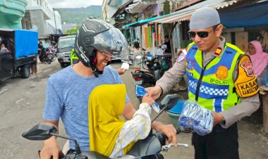 Satlantas-Polres-Alor-Bagikan-Ratusan-Peci-dan-Sajadah-Traveling-kepada-Masyarakat-dan-Jamaah-Masjid
