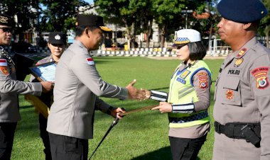 Kapolda-NTT-Berikan-Penghargaan-kepada-Personel-Berprestasi,-Tekankan-Semangat-Pengabdian-dan-Integritas