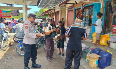 Patroli-Dialogis-Polsek-Alor-Timur-Laut,-Ciptakan-Situasi-Aman-di-Pasar-Rakyat-Nailang