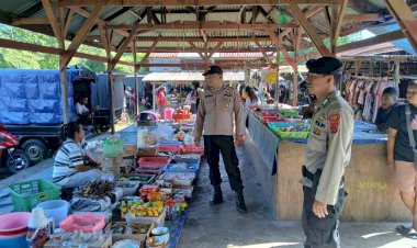 Patroli-Dialogis-dan-Sambang-Polsek-Alor-Timur-di-Pasar-Maritaing-Perkuat-Kamtibmas