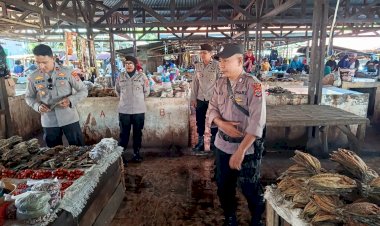 Hadir-di-Tengah-Aktivitas-Masyarakat,-Polsek-Abad-Jaga-Keamanan-Pasar-Rakyat-Moru-Tetap-Kondusif