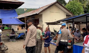 Patroli-Polsek-Alor-Barat-Daya-Amankan-Aktivitas-Pasar-Moru,-Warga-Diimbau-Jaga-Kamtibmas