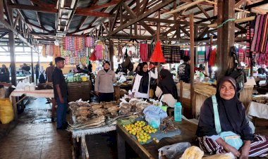 Patroli-Dialogis-Polsek-Alor-Barat-Daya,-Pasar-Moru-Berjalan-Aman-dan-Tertib