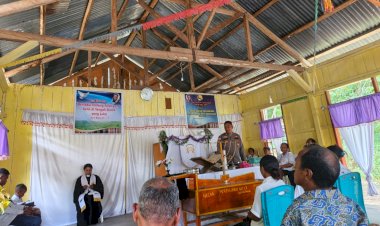 Polsubsektor-Pureman-Gelar-Patroli-dan-Minggu-Kasih-di-Gereja-GMIT-Ebenheizer-Elapai,-Sampaikan-Himbauan-Kamtibmas