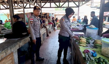 Personel-Polsek-Alor-Barat-Daya-Laksanakan-Patroli-dan-Pengamanan-Pasar-Rakyat-Moru