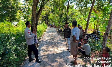 Polsek-Alor-Barat-Daya-Gelar-Patroli-Dialogis-di-Desa-Moramam,-Ajak-Warga-Jaga-Kamtibmas