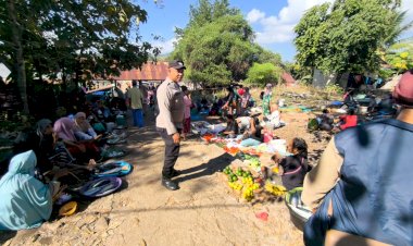 Polsek-Pantar-Barat-Gelar-Patroli-Dialogis-dan-Sambang-Kamtibmas-di-Pasar-Baranusa