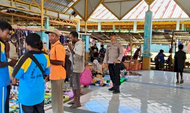 Polsek-Alor-Selatan-Gelar-Patroli-Pengamanan-Pasar-Kelaisi-Timur,-Pastikan-Aktivitas-Masyarakat-Berjalan-Aman-dan-Kondusif