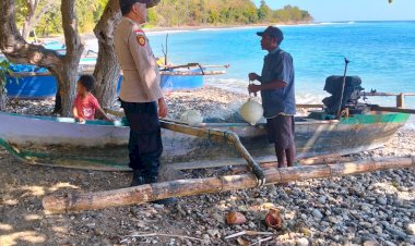 Polsek-Alor-Timur-Laut-Jalin-Dialog-Humanis-dengan-Nelayan-Pesisir-Desa-Taramana,-Imbau-Utamakan-Keselamatan-Saat-Melaut