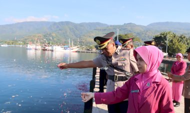 POLRES-ALOR-GELAR-UPACARA-TABUR-BUNGA-DI-PERAIRAN-KALABAHI,-MENGENANG-JASA-PAHLAWAN-DALAM-RANGKA-HARI-BHAYANGKARA-KE-80