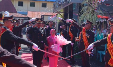 Polres-Alor-Gelar-Tradisi-Gerbang-Pora,-Lepas-Purnabakti-Kompol-(Purn)-Sirajudin-Dusu-dan-AKP-(Purn)-Yohanes-Sedu-Dore-dengan-Penuh-Kehormatan