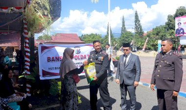 HARI-BHAYANGKARA-KE-80,-POLRES-ALOR-WUJUDKAN-KEPEDULIAN-DENGAN-MENYALURKAN-BANTUAN-BERAS-KEPADA--MASYARAKAT