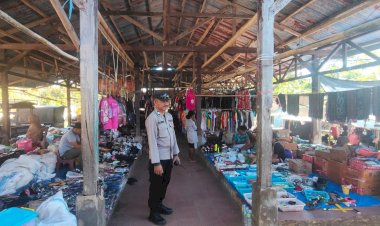 Polsek-Alor-Selatan-Intensifkan-Patroli-Pengamanan-Pasar,-Pastikan-Aktivitas-Masyarakat-Berjalan-Aman-dan-Kondusif