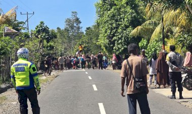 Polres-Alor-Hadir-Amankan-Gotong-Royong-Pemikulan-Kayu-Balok-Masjid-Sabilissalam-Seyalel-Folbo