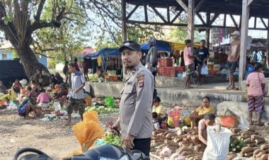 Polsek-Alor-Timur-Intensifkan-Patroli-Pengamanan-di-Pasar-Rakyat-Maritaing,-Wujudkan-Situasi-Aman-dan-Kondusif