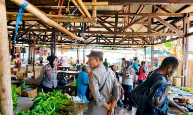 Polsek-Abad-Intensifkan-Patroli-dan-Pengamanan-Pasar-Rakyat-Moru,-Wujudkan-Situasi-Kamtibmas-yang-Aman-dan-Kondusif