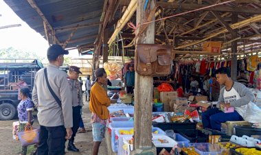 Polsek-Alor-Selatan-Intensifkan-Patroli-Pengamanan-Pasar-Rakyat-Apui,-Pastikan-Aktivitas-Masyarakat-Berjalan-Aman-dan-Kondusif