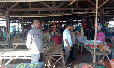 Polsek-Abad-Laksanakan-Patroli-dan-Pengamanan-Pasar-Rakyat-Moru,-Warga-Diimbau-Jaga-Kamtibmas