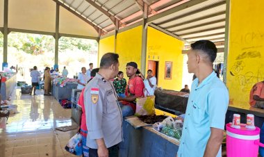 Polsek-Alor-Timur-Gelar-Patroli-Dialogis-di-Pasar-Rakyat-Naumang,-Wujudkan-Keamanan-dan-Kenyamanan-Masyarakat