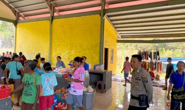 Polsek-Alor-Timur-Gelar-Patroli-Dialogis-di-Pasar-Rakyat-Naumang,-Jaga-Kamtibmas-Tetap-Kondusif