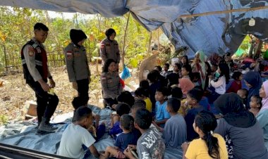 Polwan-Polres-Manggarai-Timur-Hadirkan-Senyum-Anak-Anak-Pengungsi-Gempa-Lewat-Trauma-Healing