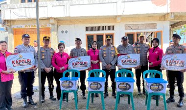 Kapolda-NTT-dan-Ketua-Bhayangkari-Serahkan-Bantuan-Kapolri-dan-Ketua-Umum-Bhayangkari-untuk-Personel-Terdampak-Gempa