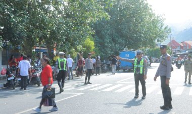 Polres-Alor-Bersinergi-dengan-Instansi-Terkait-Amankan-dan-Kawal-Parade-Wisma-Raya-II-Tahun-2026