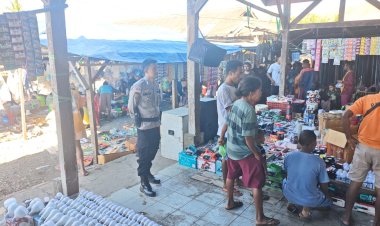 Polsek-Alor-Timur-Gencarkan-Patroli-Dialogis-di-Pasar-Rakyat-Maritaing,-Jaga-Kamtibmas-Tetap-Kondusif