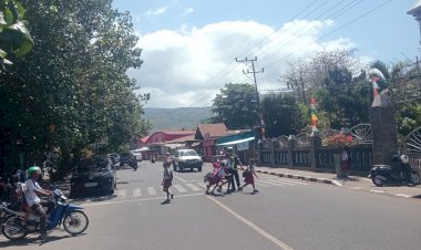 Patwal-Satlantas-Polres-Alor-Laksanakan-Pengaturan-Siang,-Pastikan-Arus-Lalu-Lintas-Aman-dan-Lancar