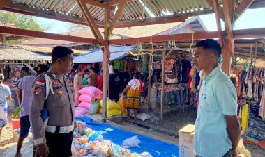 Polsek-Alor-Timur-Laksanakan-Patroli-Dialogis-di-Pasar-Maritaing,-Warga-Diimbau-Jaga-Kamtibmas