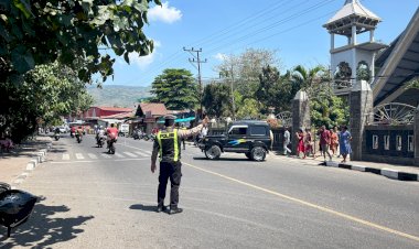 Personel-Patwal-Satlantas-Polres-Alor-Amankan-Ibadah-Minggu-di-Gereja-Paroki-Yesus-Gembala-Yang-Baik
