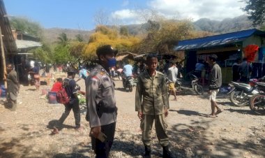 Polsek-Alor-Timur-Intensifkan-Patroli-Dialogis-di-Pasar-Rakyat-Maritaing,-Ciptakan-Situasi-Aman-dan-Kondusif