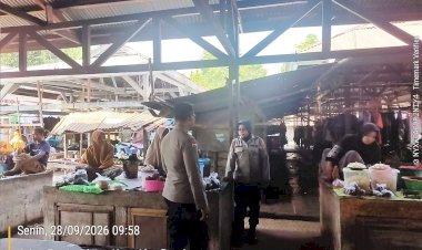 Polsek-Alor-Barat-Daya-Intensifkan-Patroli-di-Pasar-Rakyat-Moru,-Sampaikan-Imbauan-Kamtibmas-kepada-Masyarakat