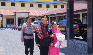Tradisi-Gerbang-Pora-Warnai-Pelepasan-Purnabakti-Kabag-SDM-Polres-Alor