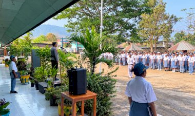 POLRES-ALOR-GELAR-UPACARA-BENDERA-DI-DUA-SEKOLAH,-AJAK-PELAJAR-TOLAK-TAWURAN,-MIRAS,-DAN-BERITA-HOAKS
