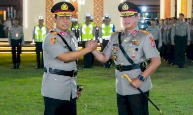 *Penyerahan-Pataka-Catya-Turangga-Wira-Sakti-Tandai-Pergantian-Kepemimpinan-Polda-NTT-dari-Komjen-Pol.-Dr.-Rudi-Darmoko,-S.I.K.,-M.Si.-kepada-Irjen-Pol.-Reza-Arief-Dewanto,-S.I.K.*